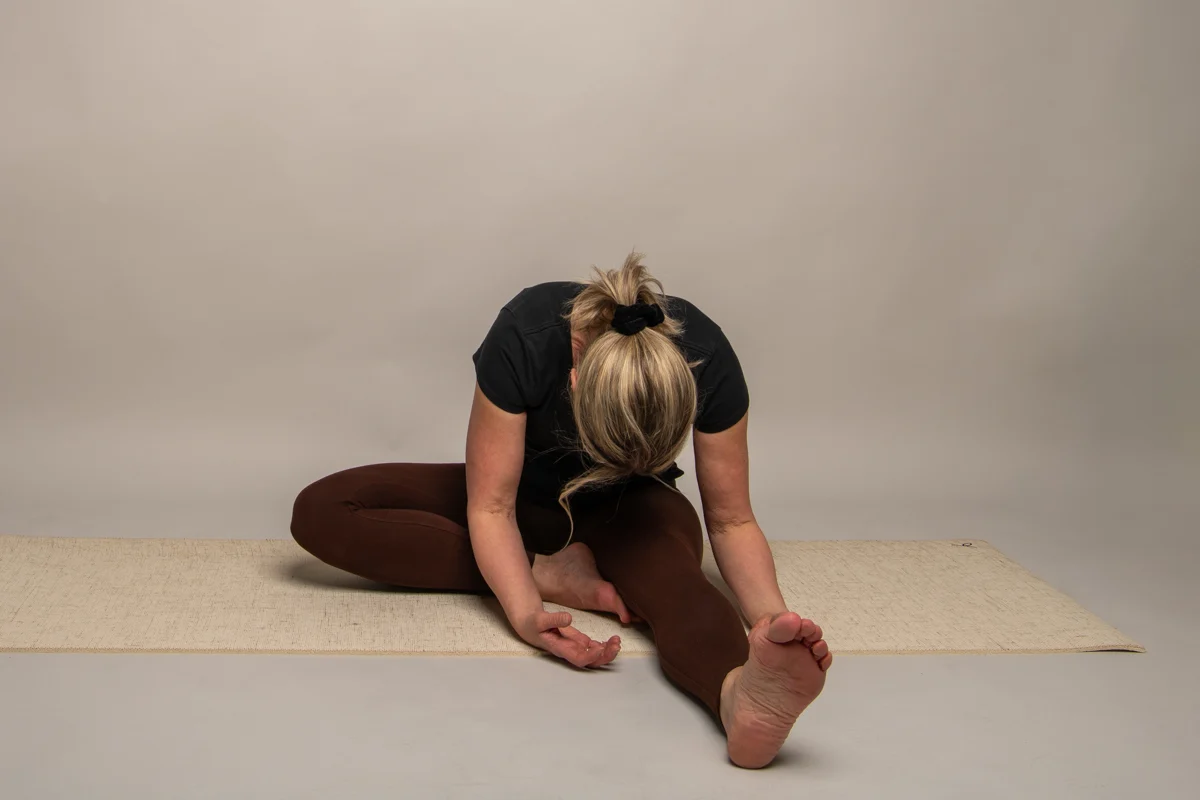 Yogapositionen Halvfjärilen