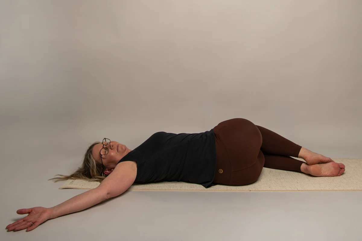 Yogapositionen Liggande vridning