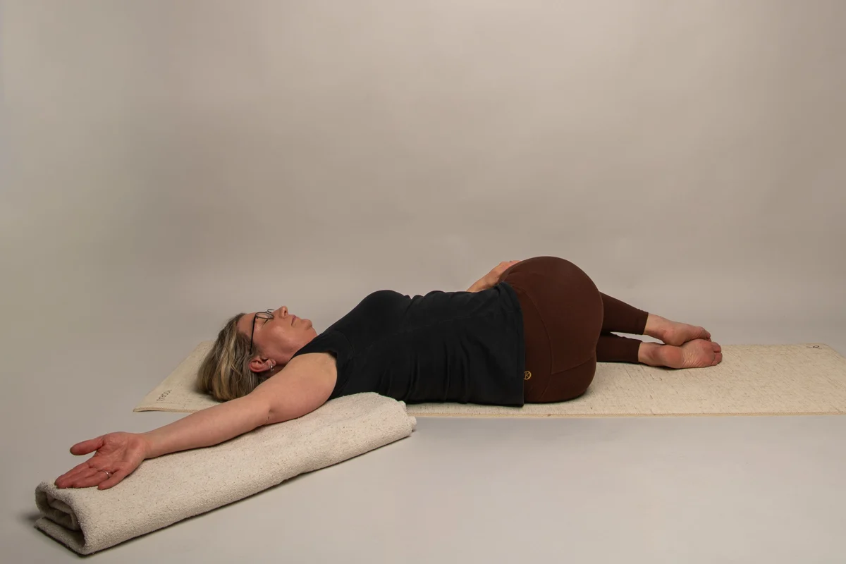 Yogapositionen Liggande vridning